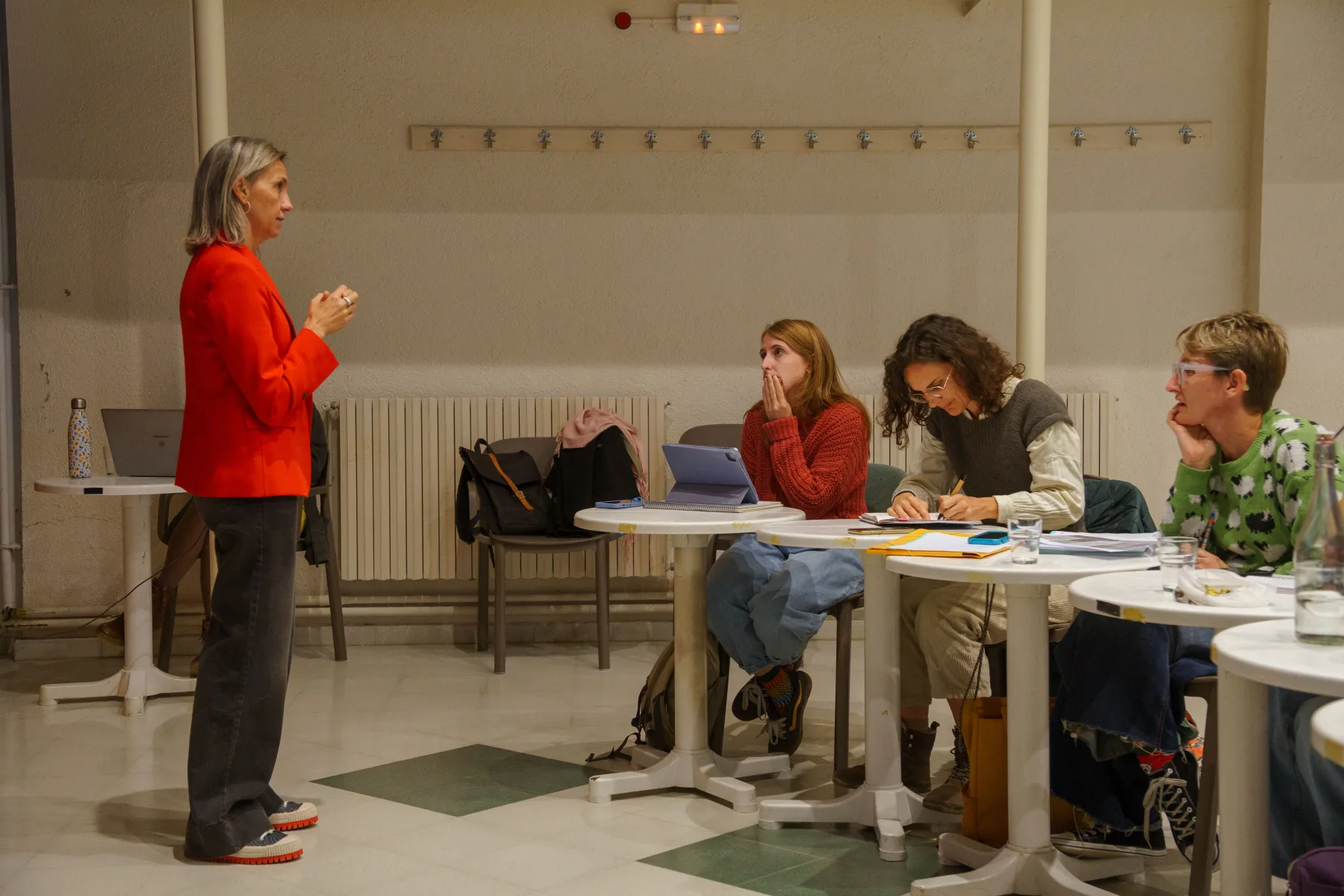 Nana facilitant una dinàmica de comunicació amb un equip de treball