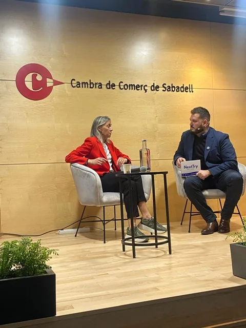 Nana conversant en un acte a la Cambra de Comerç de Sabadell