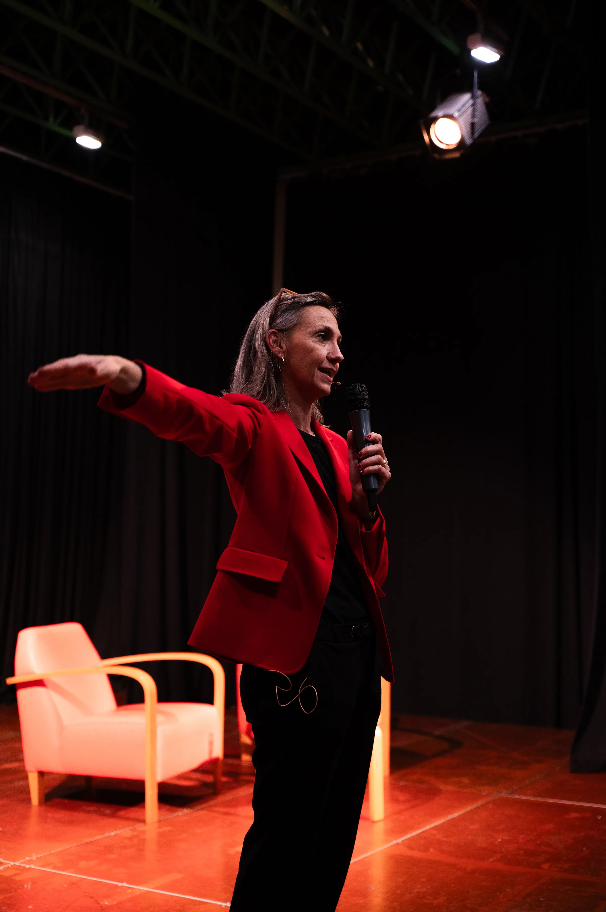 Nana durant una conferència a l'escenari
