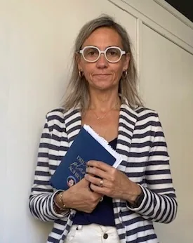 Nana, retrat amb una llibreta a les mans